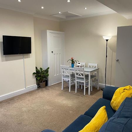 Super Convenient For Central London - Large 2 Double Bed Apartment 30 Seconds Walk To Platform Train Station And 19 Mins To London Waterloo Extérieur photo