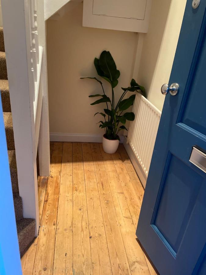 Super Convenient For Central London - Large 2 Double Bed Apartment 30 Seconds Walk To Platform Train Station And 19 Mins To London Waterloo Extérieur photo