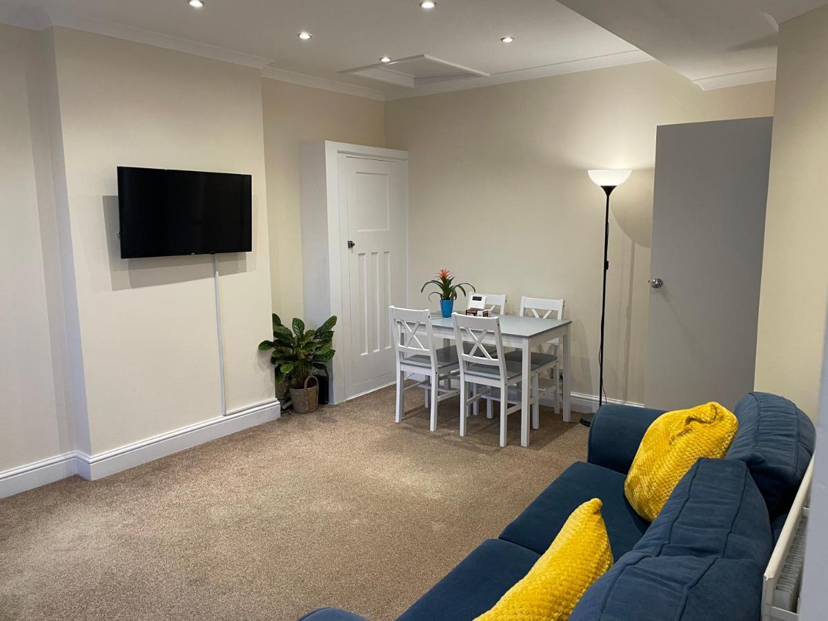 Super Convenient For Central London - Large 2 Double Bed Apartment 30 Seconds Walk To Platform Train Station And 19 Mins To London Waterloo Extérieur photo