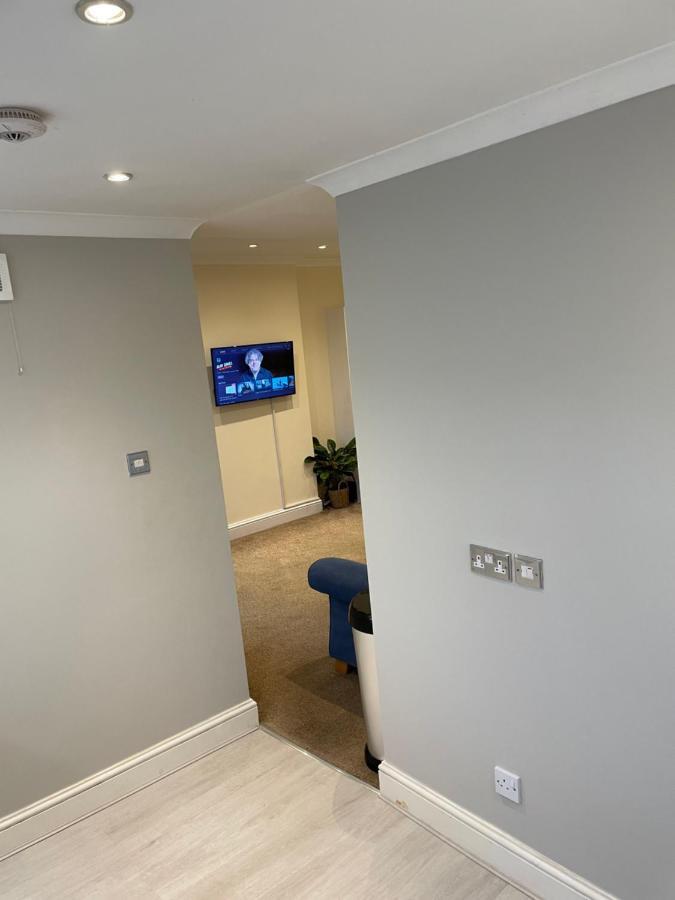 Super Convenient For Central London - Large 2 Double Bed Apartment 30 Seconds Walk To Platform Train Station And 19 Mins To London Waterloo Extérieur photo