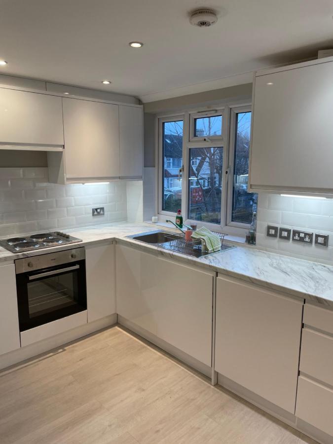 Super Convenient For Central London - Large 2 Double Bed Apartment 30 Seconds Walk To Platform Train Station And 19 Mins To London Waterloo Extérieur photo