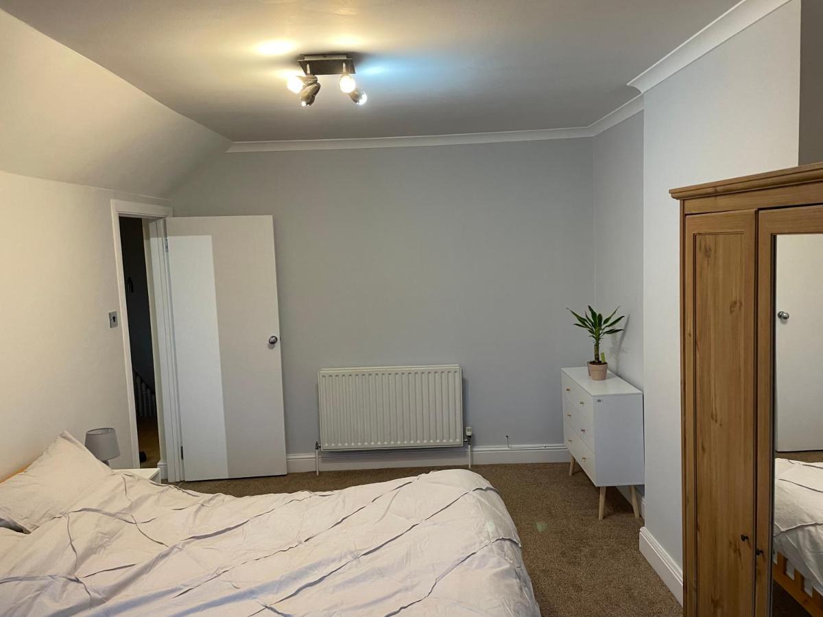 Super Convenient For Central London - Large 2 Double Bed Apartment 30 Seconds Walk To Platform Train Station And 19 Mins To London Waterloo Extérieur photo