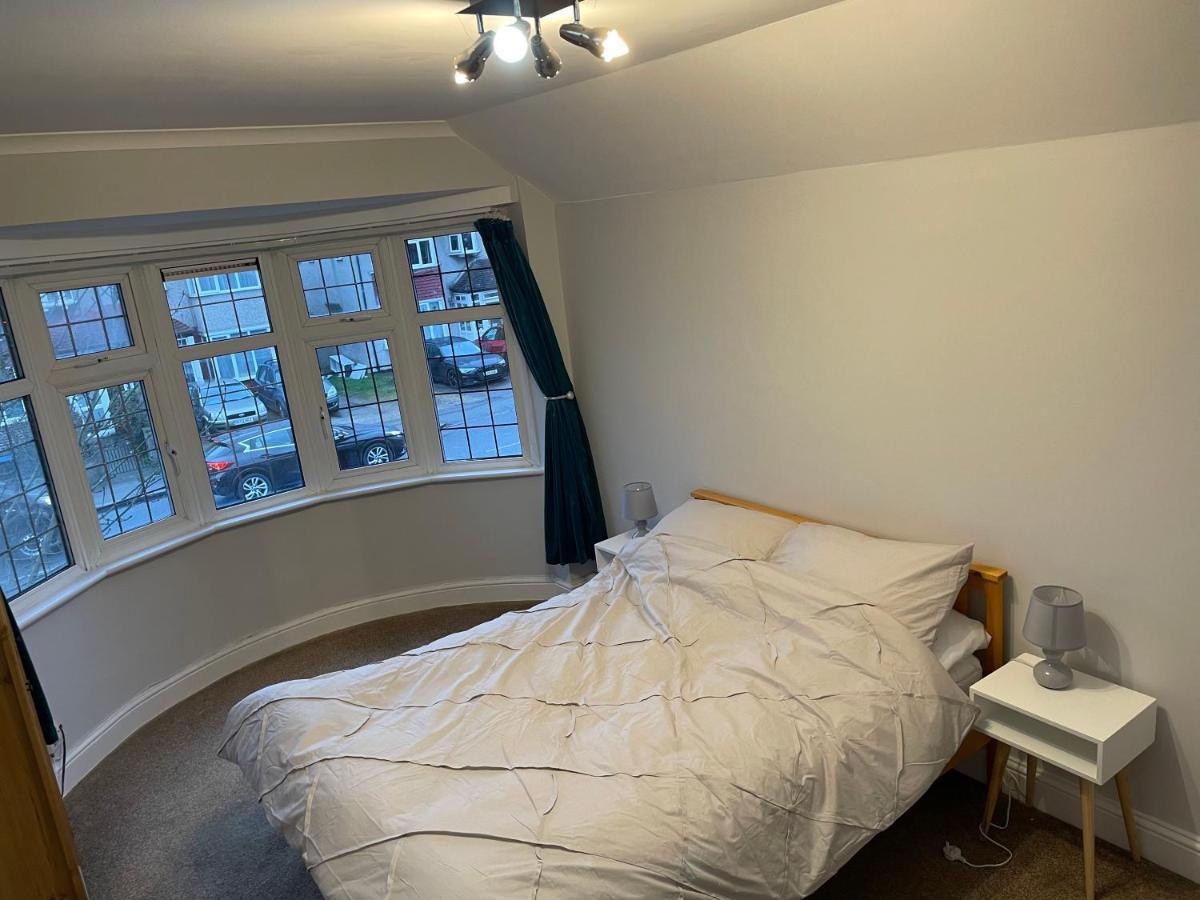 Super Convenient For Central London - Large 2 Double Bed Apartment 30 Seconds Walk To Platform Train Station And 19 Mins To London Waterloo Extérieur photo